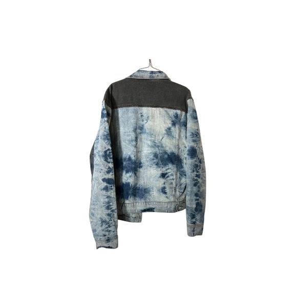 Light Wash Denim Jacket - Stylish Denim Outerwear for All Seasons - Picture 2 of 2